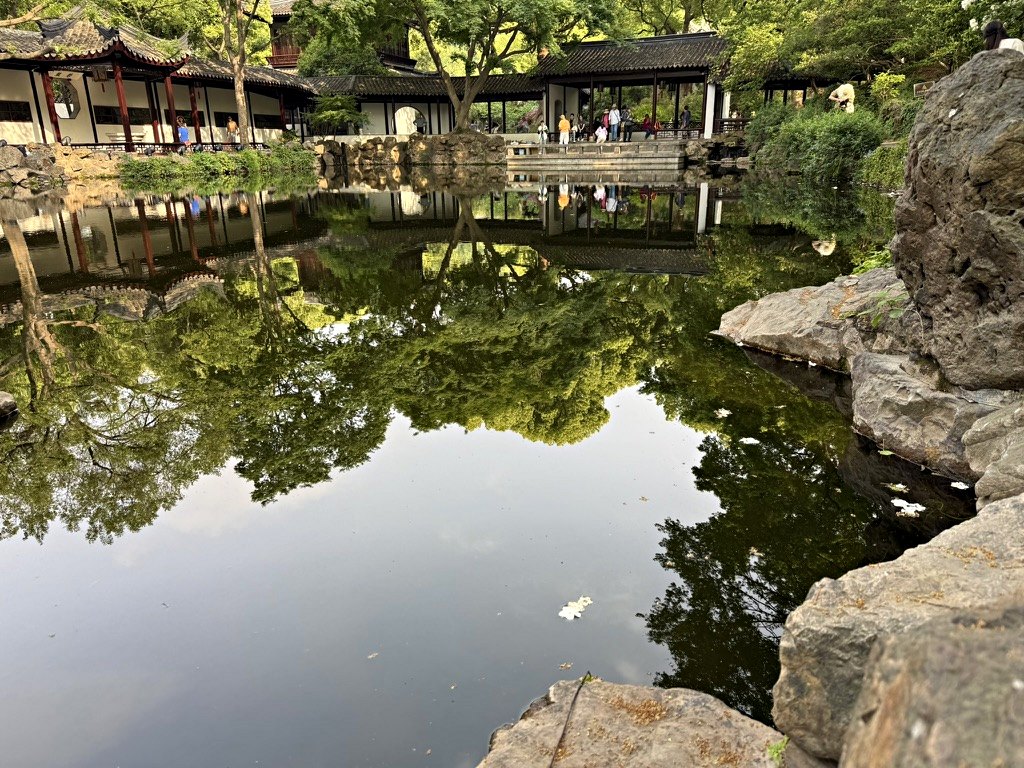 寄畅园长廊与倒影