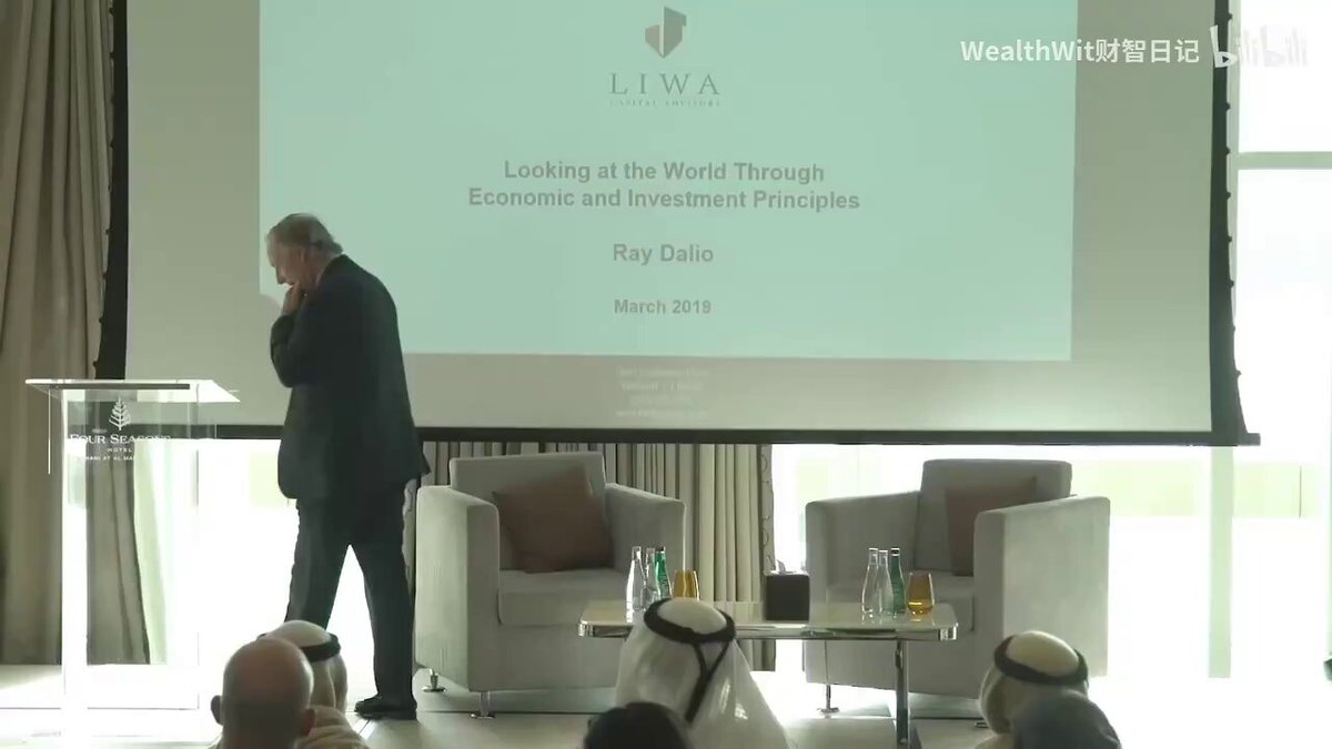 Ray Dalio 在阿布扎比四季酒店演讲，身后幻灯片写着 Looking at the World Through Economic and Investment Principles