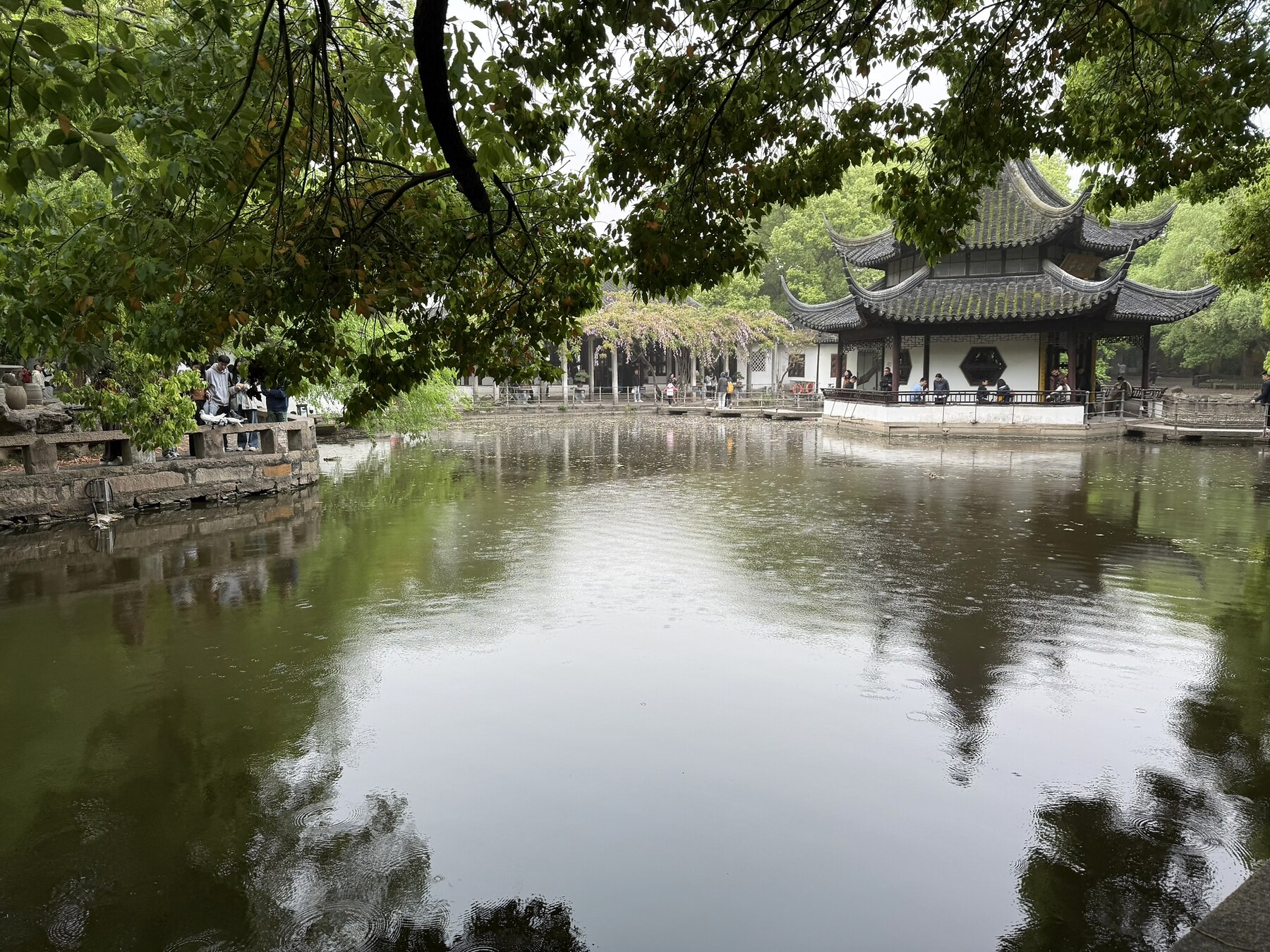 西园寺放生池全景