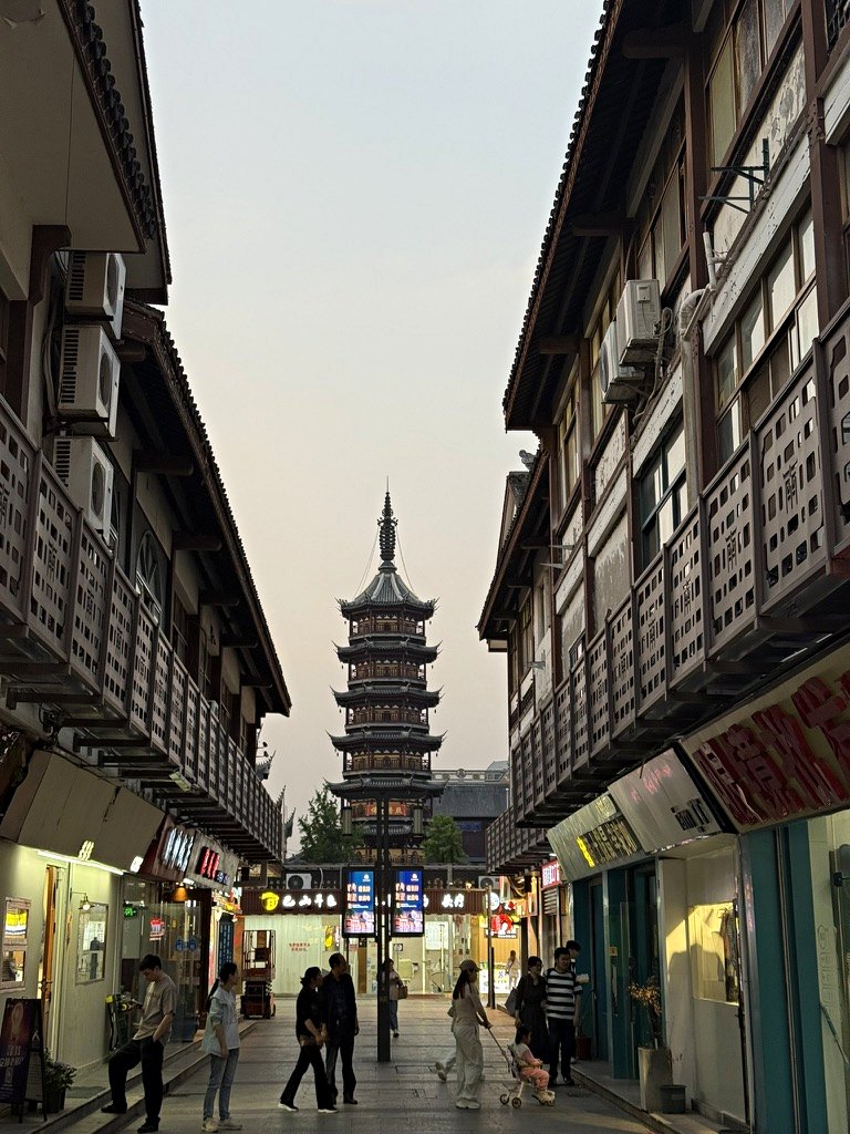 南长街尽头的妙光塔